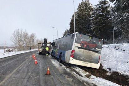 Autobús que se ha salido de la vía en Carbajal este miércoles. DL