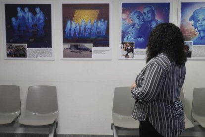 Una mujer mira las ilustraciones en San Juan de Dios. FERNANDO OTERO
