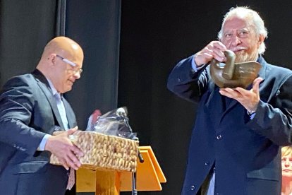 Merino recibe el premio. DL