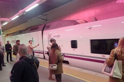 El convoy que inaugura la Variante de Pajares entrando en León. L. U.