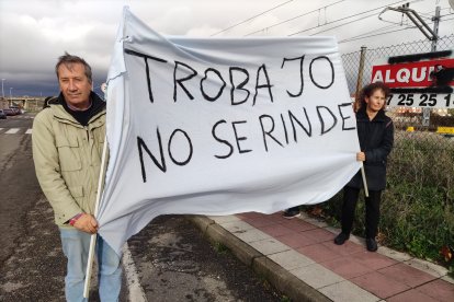 Vecinos de Trobajo con pancartas. P. I.