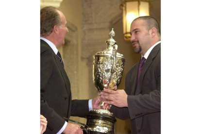 Entregando un trofeo a Miguel Martínez. DL