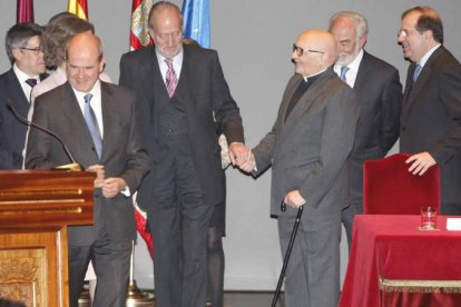 El rey saluda a Antonio Viñayo en 2010. Jesús F. Salvadores