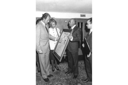 Entrega de la portada del Diario de León. Archivo