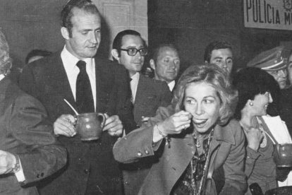 Los reyes prueba las sopas de ajo en las fiestas de San Froilán durante su visita a León en 1978. Fernando Rubio
