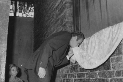 El rey besa el manto de la Virgen. Norberto