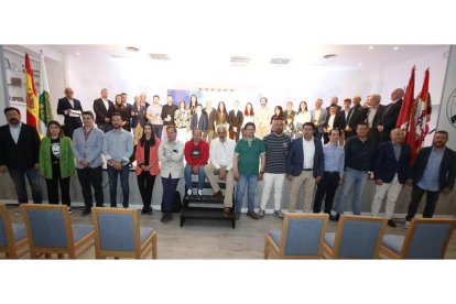 Los premiados en la gala que cada año organiza La 8 León, que repitió por segunda vez en La Venatoria, posan en una foto de familia. RAMIRO
