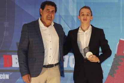 El premio de boxeo fue para Héctor León. RAMIRO