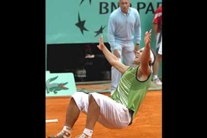 El primer set fue muy parejo y finalizó en «tie-break» a favor de Puerta 7-6 (8/6), después Nadal se soltó más.