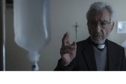Fotograma de la película ‘13 exorcismos’ que protagoniza el veterano actor José Sacristán en el papel de exorcista. DL