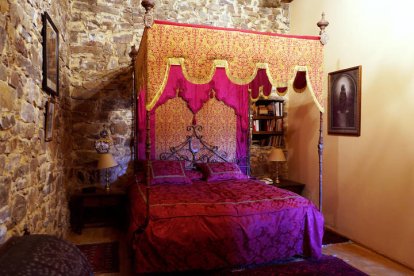 Cama con dosel donde durmió el rey Felipe II, que hizo noche en el torreón de Turienzo de los Caballeros de camino a La Coruña, donde en julio de 1554 se embarcó con 4.000 soldados y zarpó rumbo a Southampton para casarse con María Tudor, recién coronada reina de Inglaterra e Irlanda. Preside las estancias privadas de los marqueses de Astorga en el Torreón de los Osorio de Turienzo de los Caballeros. J.NOTARIO