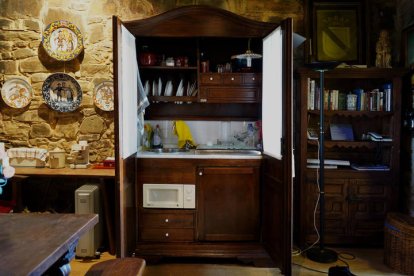 De su colosal cortijo-palacio Los Montes, en Puebla del Río, a 18 kilómetros de Sevilla, se hicieron traer una especie de alacena que convirtieron en una pequeña cocina con un pequeño frigorífico y un microondas incluidos.J.NOTARIO