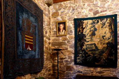 Una copia de un cuadro que para la actual marquesa, Pilar Paloma de Casanova-Cárdenas y Barón, tiene un gran valor: es el retrato de Catalina de Aragón, una tabla de Juan de Flandes que se conserva en el Museo Nacional Thyssen-Bornemisza de Madrid. Es la reina más admirada por Pilar Paloma de Casanova, de la que destaca «su integridad y su fortaleza». Está en el dormitorio principal del Torreón de los Osorio en Turienzo de los Caballeros. J.NOTARIO