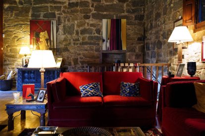 Salón de los marqueses en el Torreón de los Osorio en Turienzo de los Caballeros, con cuadros de personajes históricos pertenecientes a la familia, vírgenes góticas, lienzos y tapices de gran valor, tres grandes sofás tapizados en rojo estilo Kennedy, arcones, cómodas de gran valor artístico y alfombras persas. J.NOTARIO