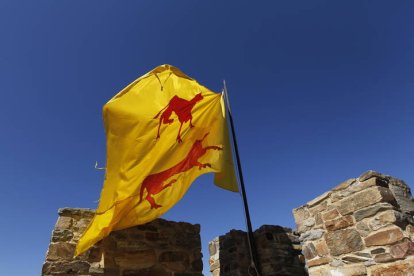 Estandarte del Torreón de los Osorio en Turienzo de los Caballeros que onde en lo alto de la torre mientras los marqueses de Astorga están allí. JESÚS F. SALVADORES