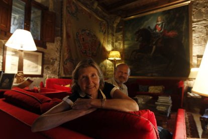 Los marqueses de Astorga en el salón del Torreón de los Osorio en Turienzo de los Caballeros. JESÚS F. SALVADORES