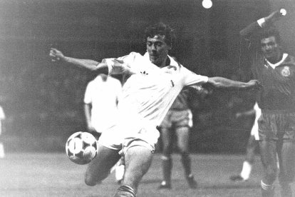 Butragueño ante la leyenda de la Cultural Belarmino López. ARCHIVO DIARIO DE LEÓN