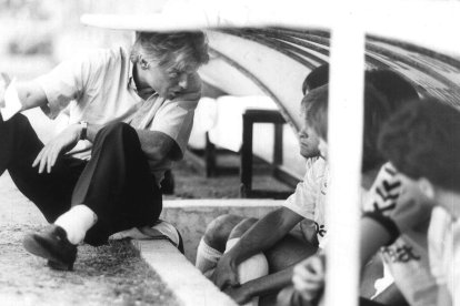 Leo Beenhakker y Pardeza a ras de banquillo en el antiguo Amilivia. DIARIO DE LEÓN