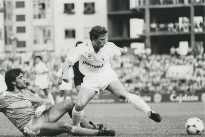 Butragueño frente al defensa central de la Cultural César, en uno de los partidos de pretemporada que solía jugar la Cultural en el Amilivia coincidiendo con su stage de pretemporada en Cabeza de Manzaneda. ARCHIVO DIARIO DE LEÓN