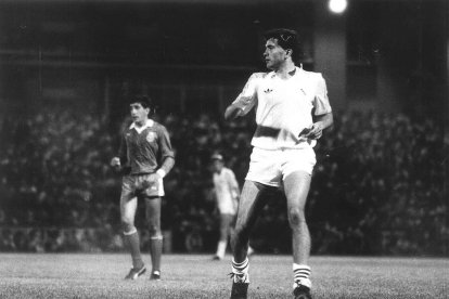 Gordillo, del Real Madrid, con el exfutbolista de la Cultural Norberto Arribas en el antiguo Amilivia. ARCHIVO DIARIO DE LEÓN
