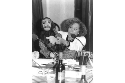 La ventrilocua Mari Carmen con Doña Rogelia. EFE