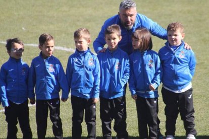 Las estrellas más pequeñas de la Casa de Asturias con su entrenador. DL