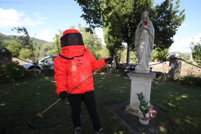 Mónica González, lista para inspeccionar el nido, a los pies de la iglesia de Horta. L. DE LA MATA
