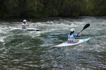 180 deportistas y 20 clubes participan en Sabero en la Copa de Españade Slalom Olímpico y en el Campeonato de España de Kayak Cross. JONATHAN NOTARIO