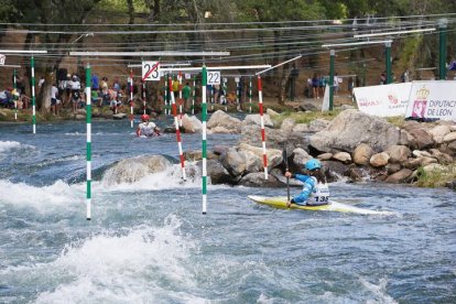180 deportistas y 20 clubes participan en Sabero en la Copa de Españade Slalom Olímpico y en el Campeonato de España de Kayak Cross. JONATHAN NOTARIO