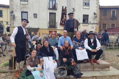 El alcalde de León junto a participantes de La Melonera. AYUNTAMIENTO DE LEÓN