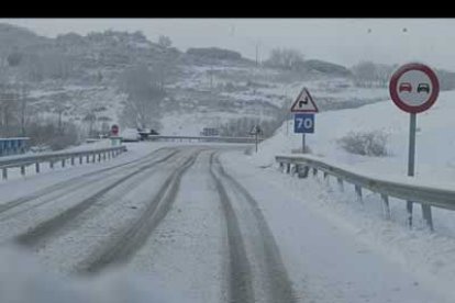 La carretera a Boñar, casi intransitable como la mayor parte de las carreteras de la provincia de León. En estos casos, la precaución en la mejor aliada de los conductores