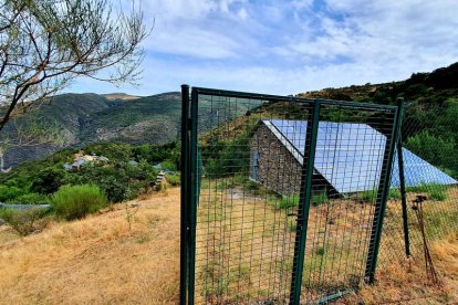 A la izquierda la planta fotovoltaica que se hizo con ayuda municipal, y el pueblo al fondo. M.F.