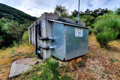Estado del depósito del agua con la cloradora sin servicio. M.F.