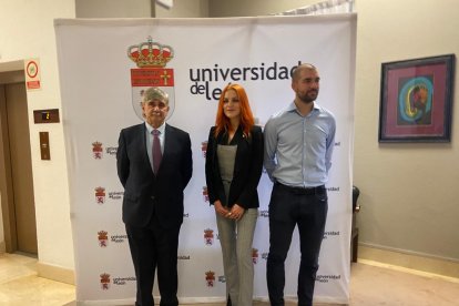 El rector de la Universidad de León, Juan Francisco García Marín, acompaña a los astronautas en su visita al campus. RAMIRO