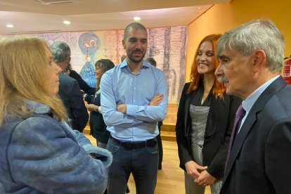 Un momento de la visita que precedió al acto de homenaje a los dos astronautas. RAMIRO