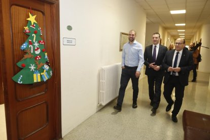 Pablo Álvarez recorre las dependencias de El Albéitar acompañado por responsables de la Universidad. RAMIRO.