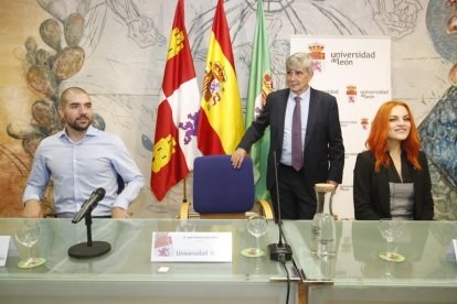 El acto de homenaje se inició con una comparecencia ante los medios. RAMIRO.