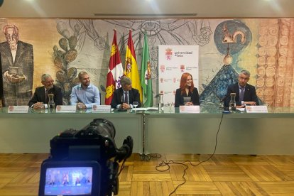 La rueda de ante los medios con los dos astronautas leoneses; el rector de la Universidad, Juan Francisco García Marín; Antonio Laborda, decano de la Facultad de Biología y Joaquín Barreiro, director de la Escuela de Ingeniería Industrial, Informática y Aeronáutica. RAMIRO