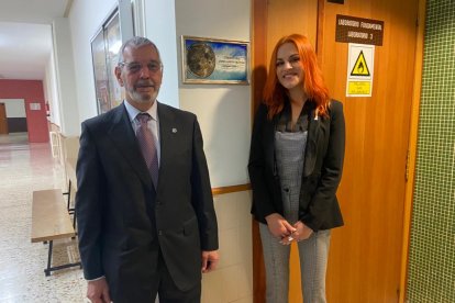 Antonio Laborda, decano de la Facultad de Biología y Sara García, junto a la placa con su nombre en el laboratorio donde comenzó sus investigaciones. RAMIRO