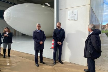 Pablo López junto a la placa con su nombre colocada en la Escuela de Ingeniería Industrial, Informática y Aeronáutica, acompañado del rector, Juan Francisco García Marín y de Joaquín Barreiro,  director de la Escuela. RAMIRO.