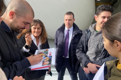 Los alumnos de la Escuela de Ingenierías pidieron autógrafos a su compañero de estudios. RAMIRO