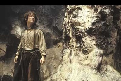 En la tercera parte, la Comunidad del Anillo se reúne de nuevo para partir hacia la última fortaleza en la que el hombre sigue conservando su lbertad. Mientras, Frodo sigue el camino de Mordor.