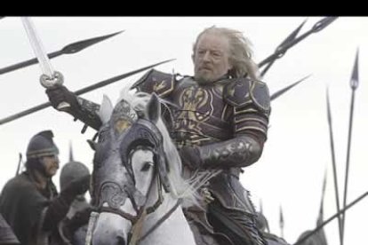 El rey Théoden, que fue liberado en la segunda entrega de la trilogía, se pondrá al mando de las tropas de Rohan para ayudar al reino de Góndor.