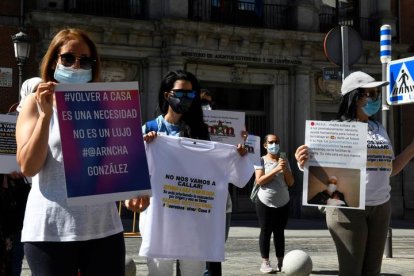 La asociación de amigos del pueblo marroquí ITRAN se manifiesta, este sábado, ante el Ministerio de Asuntos Exteriores en Madrid. VICTOR LERENA