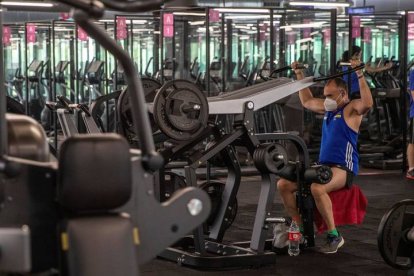 El deporte online gana adeptos tras el confinamiento a causa del coronavirus, que ha obligado a los gimnasios a permanecer cerrados durante semanas. RODRIGO JIMÉNEZ