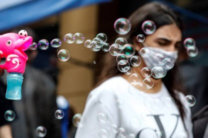 Una mujer camina por un sector comercial este  en sao paulo. brasil. SEBASTIAO MOREIRA