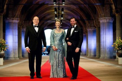 El príncipe Alberto II de Mónaco y los grandes duques Stéphanie de Luxemburgo y Guillermo. ROBIN UTRECHT / POOL | EFE