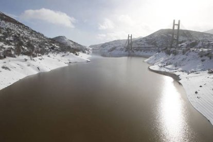 Nieve en el embalse del Luna| Jesús F. Salvadores