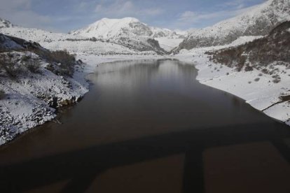Nieve en el embalse del Luna| Jesús F. Salvadores