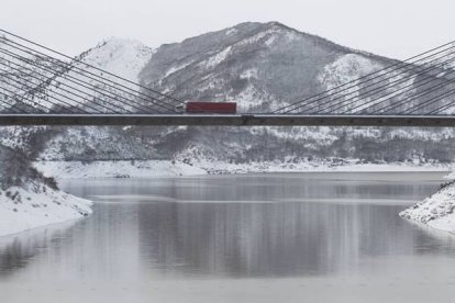 Nieve en el embalse del Luna| Jesús F. Salvadores